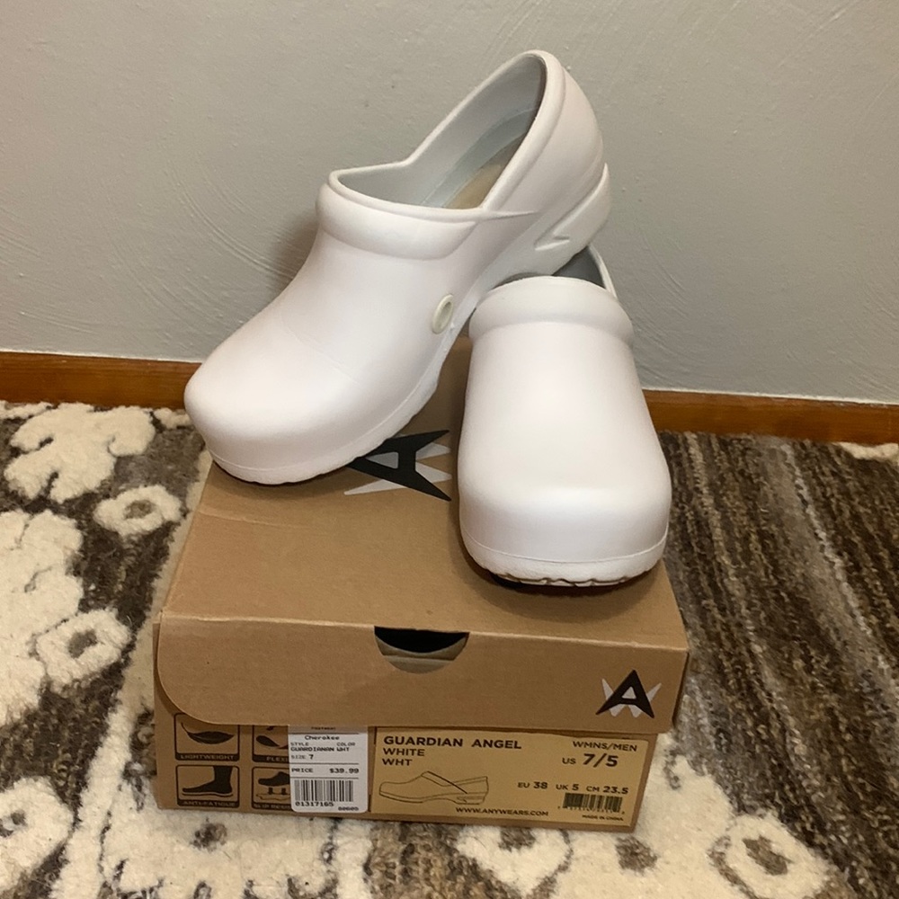 Women’s Slip-Resistant Nurse Clogs